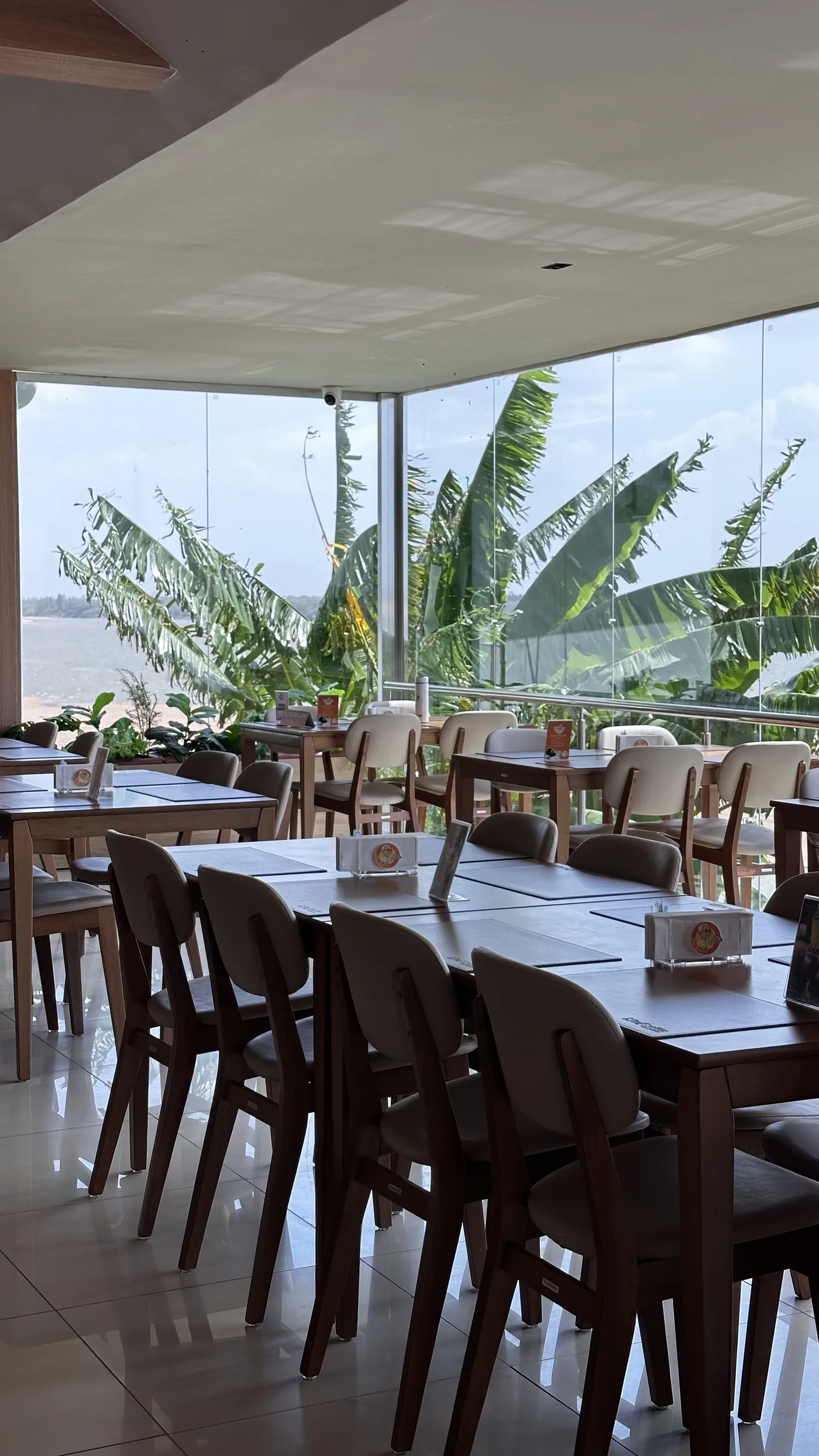 Salão amplo e climatizado do restaurante Mr. Quilo