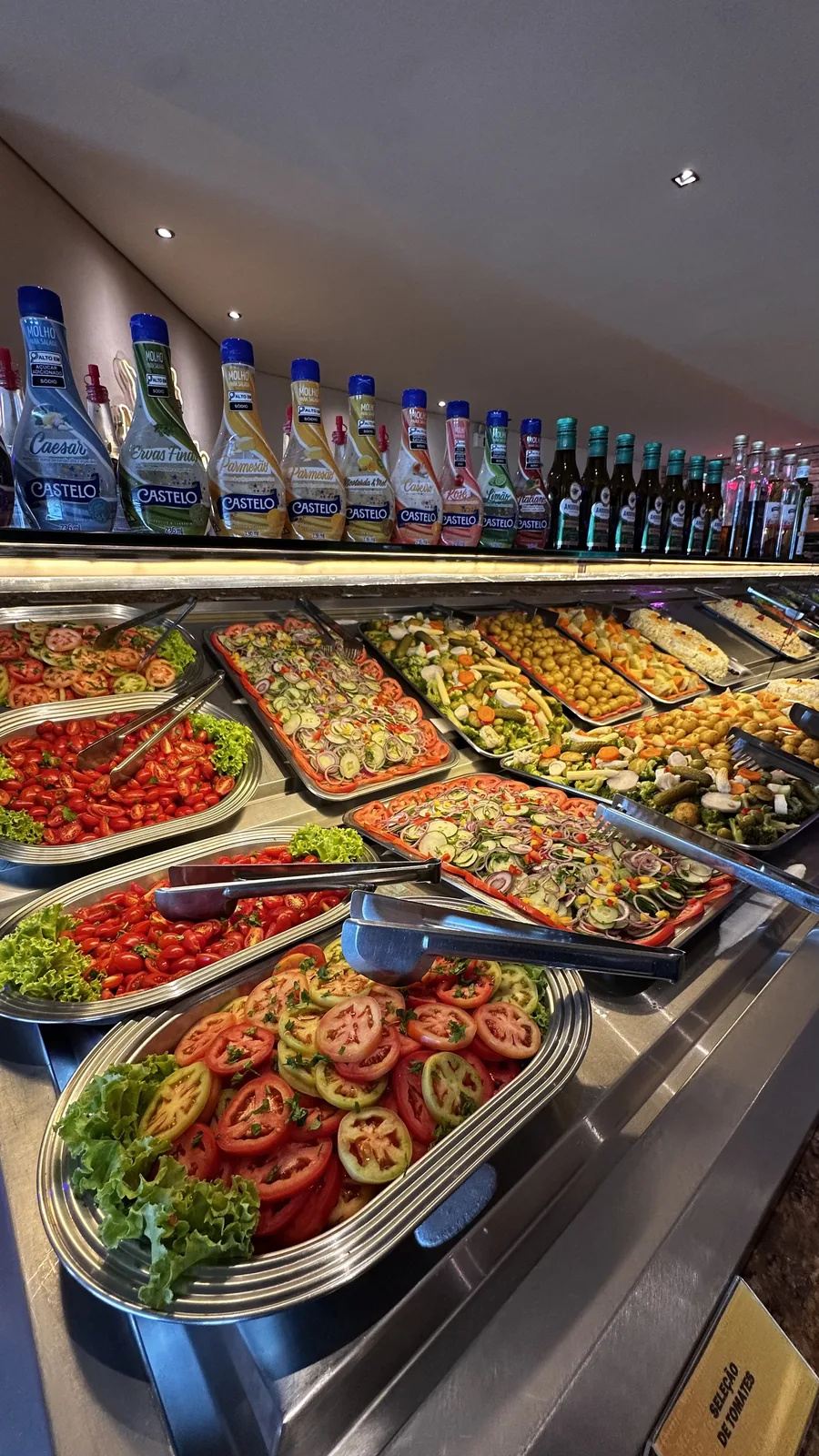 Pratos variados no buffet do Mr. Quilo