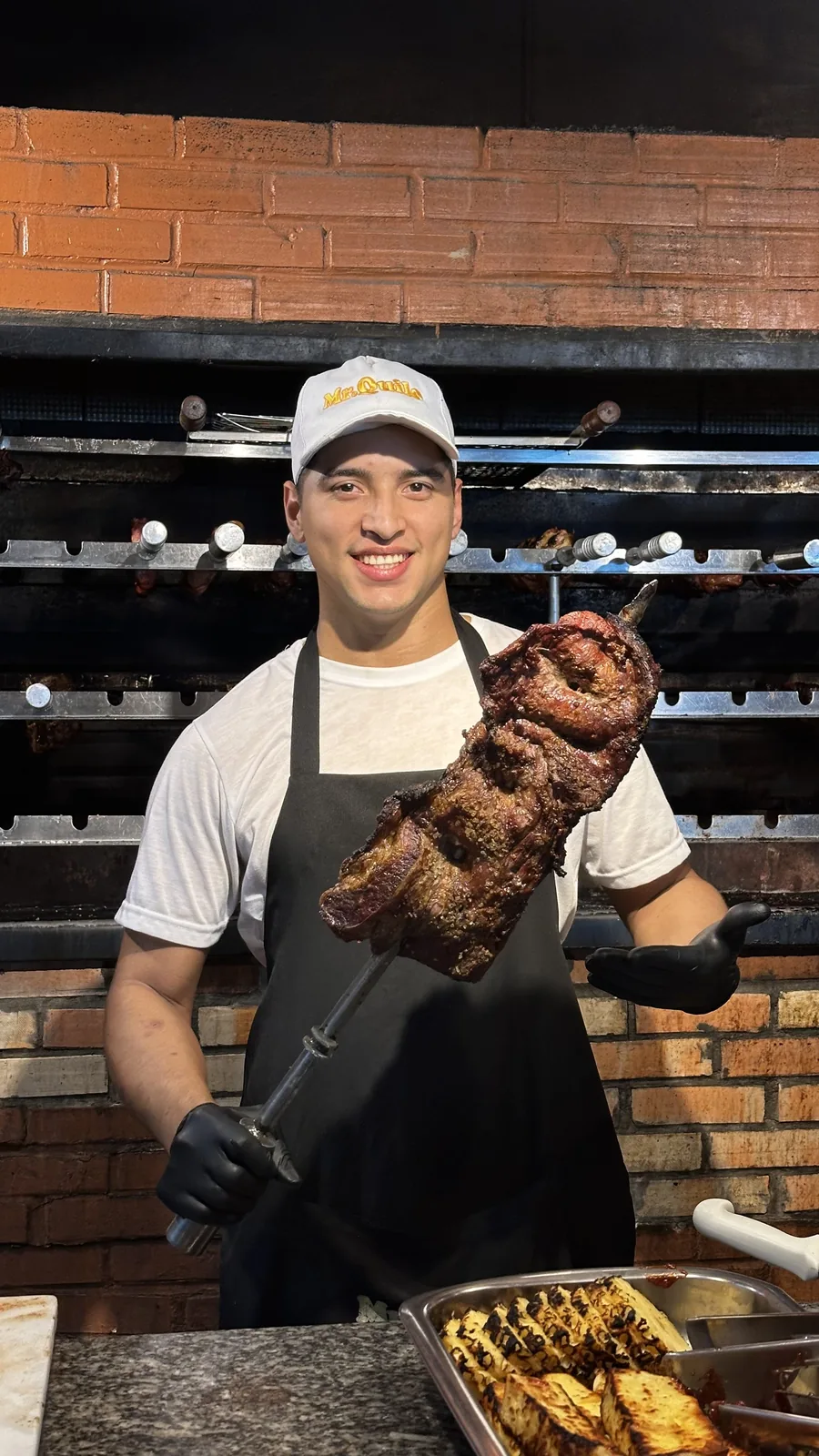 Churrasqueiro do Mr. Quilo servindo carne assada