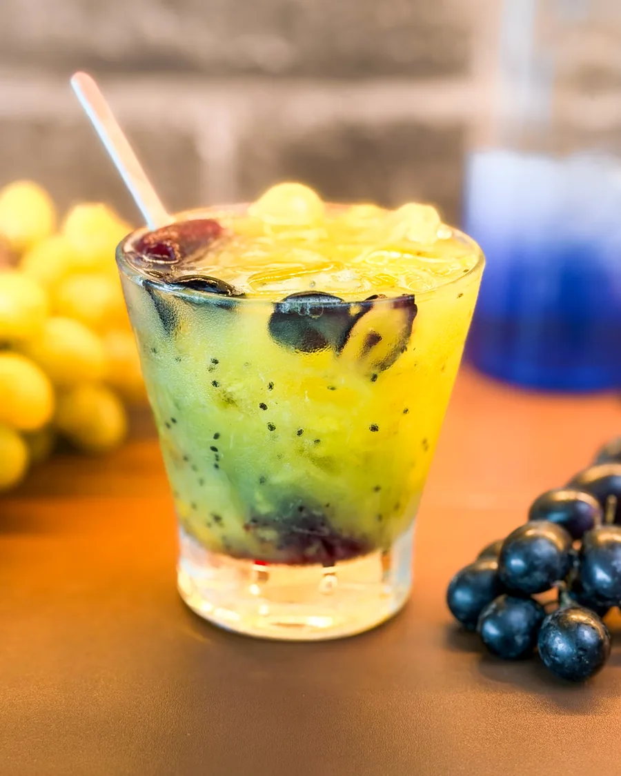 Bebida refrescante preparada com frutas frescas